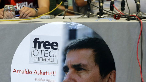 Cartel de la manifestación convocda por la plataforma "Arnaldo Askatu" y la iniciativa "Free Otegi Free Them All"  para la puesta en libertad del líder de la izquierda abertzale Arnaldo Otegi. EFE/Javier Etxezarreta