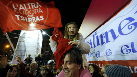 Simpatizantes de Syriza celebran la victoria en las elecciones, en el exterior de la formación que lidera Alexis Tsipras. REUTERS/Marko Djurica