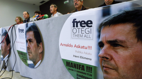 La plataforma "Arnaldo Askatu" y la iniciativa "Free Otegi Free Them All" han presentado una manifestación que exigirá el 17 de octubre en San Sebastián la puesta en libertad del líder de la izquierda abertzale Arnaldo Otegi. EFE/Javier Etx