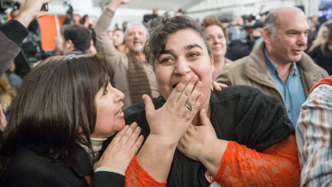 Seguidores de Syriza celebran la victoria en las elecciones parlamentarias de este 25 de enero. EFE/EPA/MICHAEL KAPPLELER