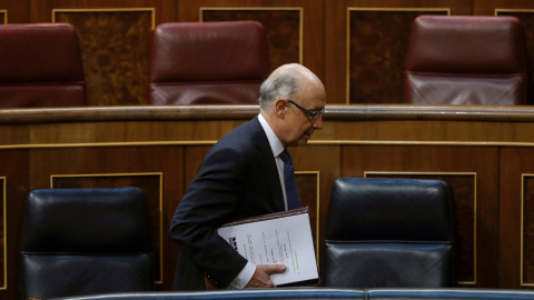 El ministro de Hacienda, Cristóbal Montoro, durante el Pleno del Congreso que ha debatido los Presupuestos Generales del Estado de 2018. EFE/Emilio Naranjo