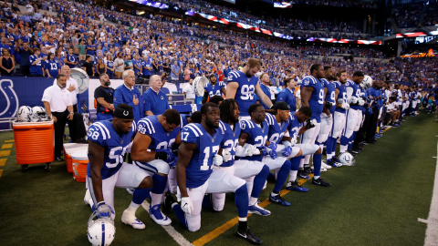 Los jugadores del Indianapolis Colts se arrodillan durante el himno antes de un partido frente a los Cleveland el pasado 24 de septiembre de 2017. Brian Spurlock/USA TODAY Sports