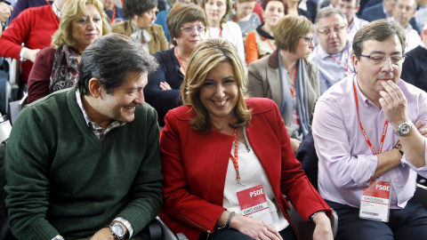 El ahora presidente de la Comisión Gestora del PSOE y president también del Principado de Asturias, Javier Fernández, con la presidenta de la Junta de Andalucía y líder de los socialistas de la comunidad, Susana Diaz, en el Comité Federal c