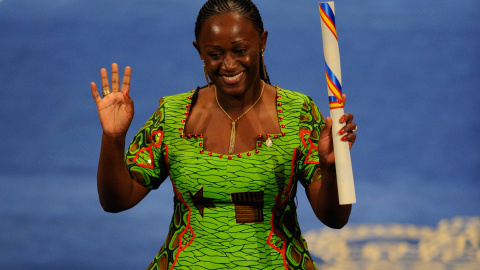 Caddy Adzuba, recogiendo el premio Príncipe de Asturias. AFP