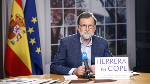 Fotografía facilitada por la Presidencia del Gobierno del presidente del Gobierno, Mariano Rajoy, durante la entrevista que ha realizado en la cadena COPE. EFE/ Diego Crespo