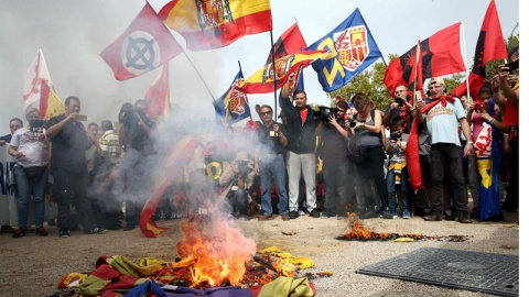 Integrantes de grupos de extrema derecha queman esteladas duante una concentración en la plaza Sant Jordi de Barcelona, en Montjuïc./ EFE