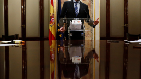 El presidente del Gobierno y del PP, Mariano Rajoy, en una rueda de prensa en una sala del Congreso de los Diputados, tras la aprobación de los Presupuestos Generales del Estado para 2018. REUTERS/JuanMedina