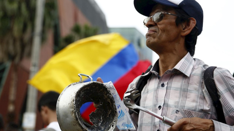 27/11/2019.- Un manifestante durante el paro nacional en Colombia. / EFE - Luis Eduardo Noriega