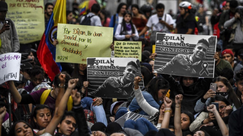 27/11/2019 - Manifestantes muestran la imagen de Dilan Cruz, el joven estudiante asesinado durante las protestas en Colombia. / AFP - JUAN BARRETO