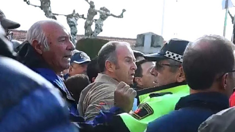 Varios vecinos de la localdiad madrileña de Los Molinos increpan a los manifestantes que protestaban contra el homenaje a los caídos del franquismo en la localidad.- AHORA LOS MOLINOS.