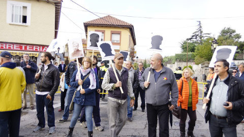 Varios vecinos de la localdiad madrileña de Los Molinos protestan contra el homenaje a los caídos del franquismo en la localidad.- AHORA LOS MOLINOS.