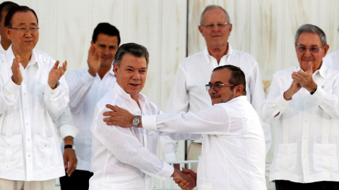 El presidente de Colombia, Juan Manuel Santos, y el líder de las FARC, Rodrigo Londoño, 'Timochenko', estrechan sus manos tras la firma del acuerdo de paz en la ciudad de Cartagena de Indias, el pasado 26 de septiembre. REUTERS/John Vizcain