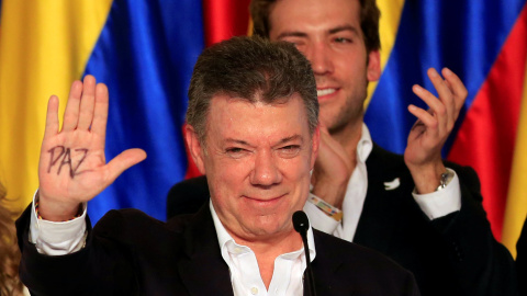 El presidente colombiano, Juan Manuel Santos, con la palabra 'Paz' escrita en su mano, en la celebración de su viEl presidente colombiano, Juan Manuel Santos, con la palabra 'Paz' escrita en su mactoria en las elecciones de 2014. REUTERS/Jo