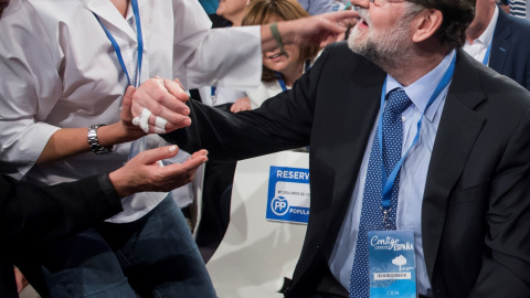 El presidente del Gobierno, Mariano Rajoy, y la secretaria general del Partido Popular, María Dolores de Cospedal, durante la inauguración de la Convención Nacional del PP en Sevilla. EFE/Raúl Caro