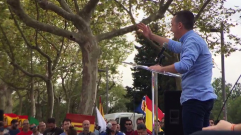 El dirigente del partido ultraderechista Democracia Nacional, Pedro Chaparro, durante el mitin en el que amenaza a Jordi Borrás.