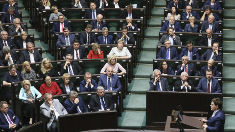 La primera ministra de Polonia, la conservadora Beata Szydlo, durante el pleno del Parlamento polaco que ha desestimado la iniciativa popular que pedía la prohibición casi total del aborto. EFE/Pawel Supernak