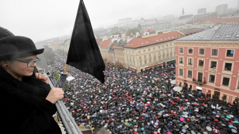 Una mujer observa la masiva manifestación en Varsovia contra la propuesta que prohibía el aborto. REUTERS /Agencja Gazeta/Slawomir Kaminski