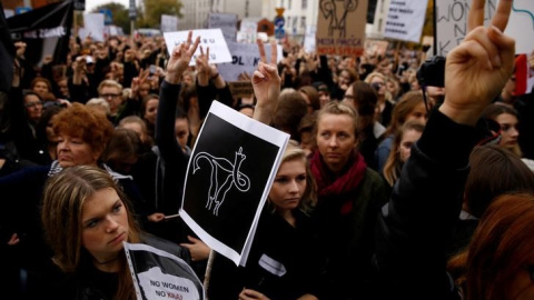 Concentración de los defensores del derecho al aborto frente a la sede del partido del Gobierno y del Ministerio de Justicia contra la ley de prohibición total de la interrupción del embarazo. REUTERS/Kacper Pempel