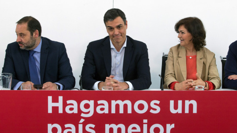 El secretario general del PSOE, Pedro Sánchez, acompañado por el secretario de Organización, José Luis Ábalos, y la secretaria de Igualdad, Carmen Calvo, durante la reunión de la Ejecutiva Federal en la sede de Ferraz. EFE/Rodrigo Jiménez