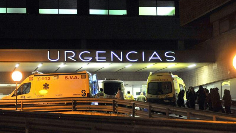 Varias ambulancias en la puerta de Urgencias del Hospital de Albacete tras el accidente producido esta tarde en la base aérea de Los llanos, en el que se ha estrellado un avión F-16 y han fallecido diez personas y otras trece han resultado 