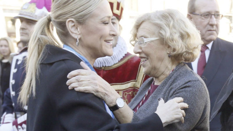 La alcaldesa de Madrid Manuela Carmena, saluda a la presidenta de la Comunidad de Madrid, Cristina Cifuentes, durante la tradicional misa en honor a la patrona de la capital, la Virgen de la Almudena. EFE