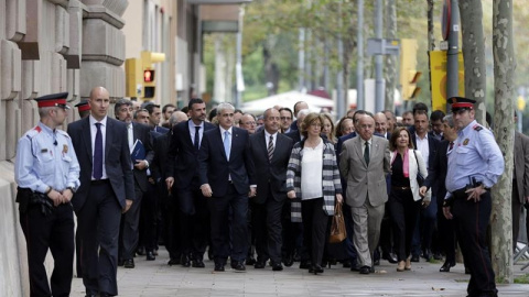 Miembros del Govern acompañan a Rigau a los juzgados./ EFE