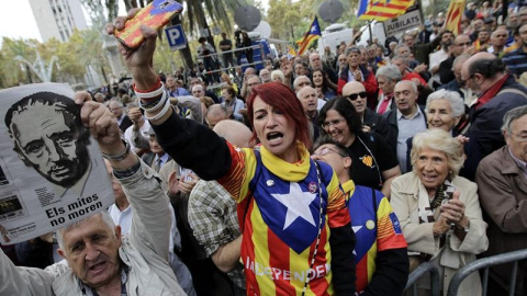 Cientos de personas se han concentrado a las puertas del Tribunal Superior de Justicia de Catalunya para mostrar su apoyo a la consellera de Educación de la Generalitat, Irene Rigau./ EFE