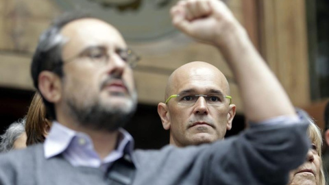 El cabeza de lista de Junts pel Si, Raül Romeva, y el lider de la CUP, Antonio Baños, a las puertas del Tribunal Superior de Justicia de Catalunya./ EFE