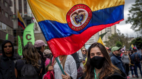 27/11/2019. Una mujer participa de una concentración este miércoles en Bogotá (Colombia), durante el séptimo día de protestas en el país. / EFE - JUAN ZARAMA PERINI