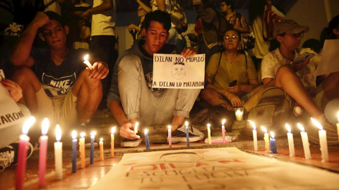 27/11/2019.- Cientos de personas mostraron su rechazo a la muerte del estudiante Dilan Cruz por un disparo de los antidisturbios. / EFE - ERNESTO GUZMÁN JR