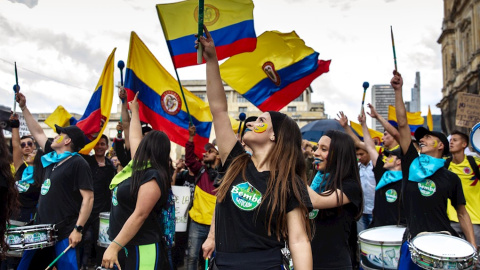 27/11/2019.- Con tamborileros, actos circenses y ritmo de carnaval comenzaron este miércoles en Bogotá las movilizaciones. / EFE - JUAN ZARAMA PERINI