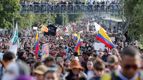 27/11/2019.- Las organizaciones sindicales y de estudiantes reivindicaron sus derechos sin que se registraran enfrentamientos con los cuerpos de seguridad. / EFE - MAURICIO DUEÑAS