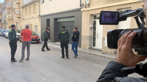 Agentes de la Unidad Central Operativa (UCO) de la Guardia Civil se han desplazado hasta la localidad de  L'Olleria para registrar la segunda vivienda del principal sospechoso de la desaparición de una mujer del pueblo valenciano de Manuel 