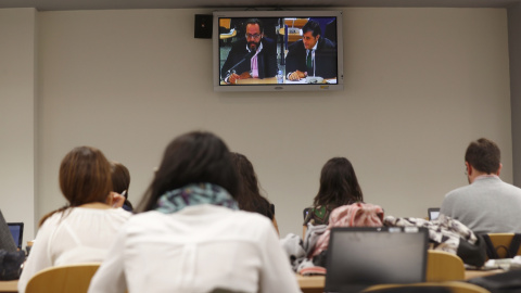 Imagen del monitor de la Audiencia Nacional en San Fernando de Henares con la declaración de Álvaro Pérez Alonso (i), el "Bigotes", junto a su abogado, Javier Vasallo, en el macrojuicio por la trama Gürtel. EFE/Emilio Naranjo