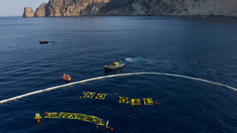 Una protesta de Greenpeace contra las prospecciones en Baleares. PEDRO ARMESTRE (GREENPEACE)