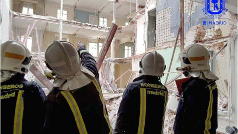 Varios bomberos observan el edificio derrumbado en Madrid. (Fotografía publicada en la cuenta de twitter de Bomberos Madrid)