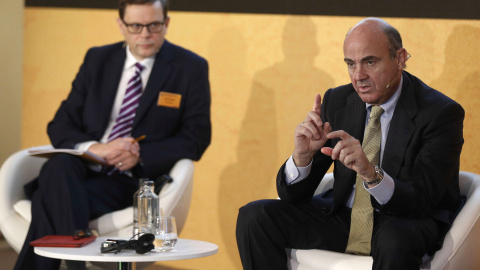 El ministro de Economía, Luis de Guindos, con y el editor de 'Financial Times' John Thornhill, durante la jornada "Spain Summit", organizada en Madrid por  dirario salmón británico. EFE/Paco Campos