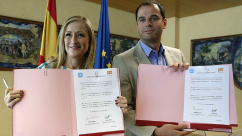 Momento en el que Cristina Cifuentes e Ignacio Aguado sellaron el acuerdo de investidura de la primera.- EFE