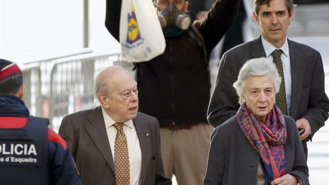 El expresidente de la Generalitat Jordi Pujol,  a su llegada, acompañado de su esposa, a la Ciudad de la Justicia. EFE/Andreu Dalmau