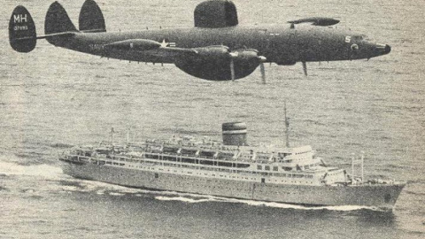 Un avión estadounidense vigila la travesía del Santa Liberdade.