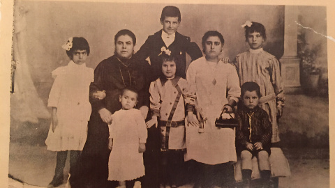 Catalina Alcaraz, con su madre y hermanos.