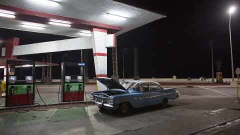 Un vehículo repostando en una estación de servicio en el Malecón de La Habana (CUBA). REUTERS/Alexandre Meneghini