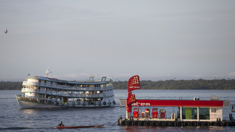 Una gasolinera flotante en el Rio Negro, cerca de  Manaos (BRASIL). REUTERS