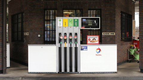 Los surtidores de una estación de servicio de Total en la ciudad de  Dresden (ALEMANIA). REUTERS/Fabrizio Bensch