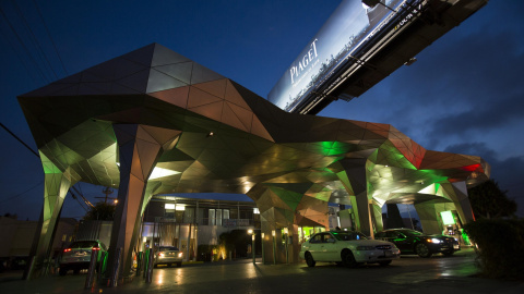 La  Helios House, una estación para repostar gas en Los Angeles, California (EEUU). REUTERS/Mario Anzuoni