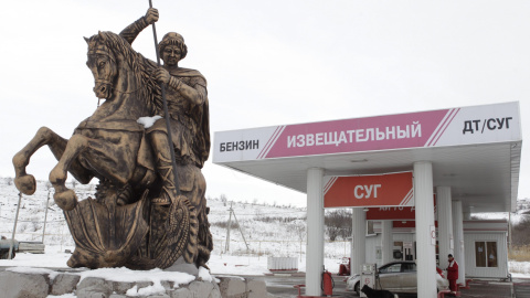 Una estatua de San Jorge luchando contra el dragón frente a una gasolinera en la localidad de Izveshchatelnyy (RUSIA). REUTERS/Eduard Korniyenko