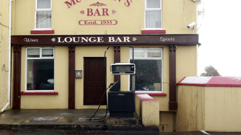 Un surtidor de gasolina en una casa en  el pueblo de Malin, en el condado de Donegal (IRLANDA). REUTERS/Cathal McNaughton