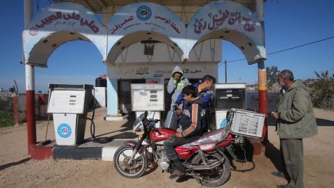 Un joven palestino llena un bidón en un motocicleta en una gasolinera  en la franja de Gaza. REUTERS/Ibraheem Abu Mustafa