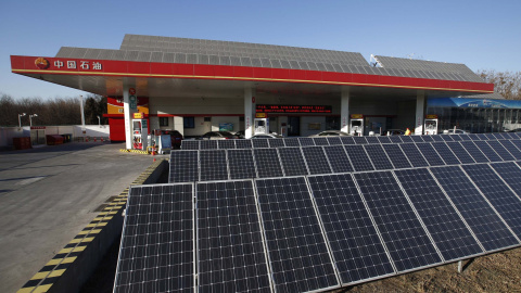 Paneles solares que proveen de energía una estación de servicio de la petrolera china PetroChina, cerca de Pekín (China). REUTERS/Kim Kyung-Hoon