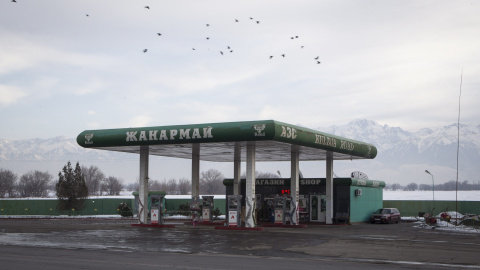 Una gasolinera al pie de las montañas Tien Shan (KAZAKHSTAN). REUTERS